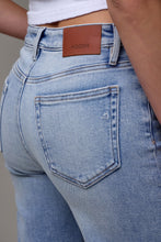 Load image into Gallery viewer, Ella Classic Straight Jean