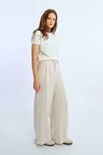 Load image into Gallery viewer, Pleated Linen Pants
